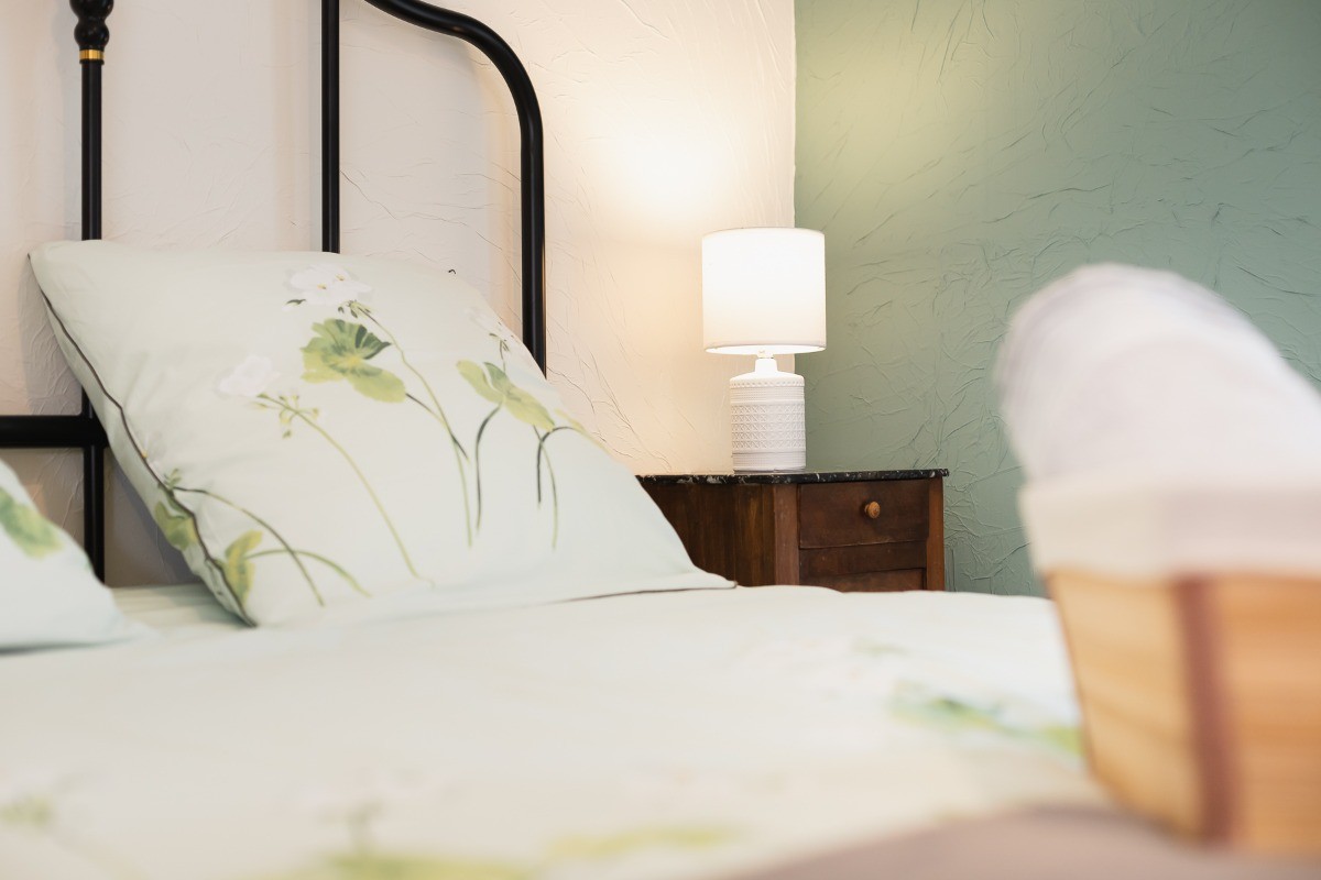 Upstairs bedroom for 2 with en-suite shower room (bed 140x200 cm)