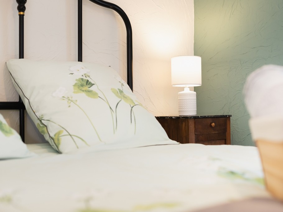 Chambre à l'étage pour 2 personnes avec salle d'eau attenante (lit 140x200 cm)