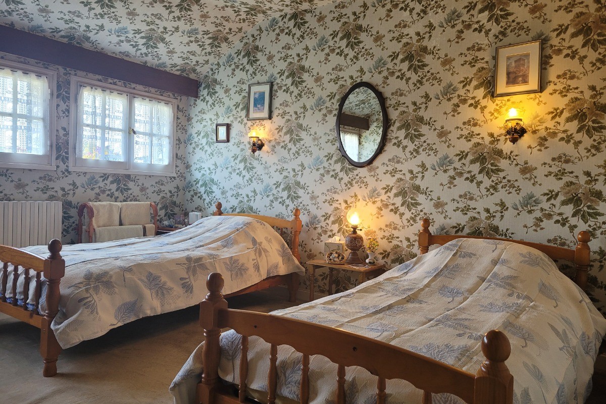 Chambre d'hôtes Clévacances, Ploluha, chez M. et Mme Mac Lachlan, la chambre familiale avec sa première chambre comprenant 2 lits simples
