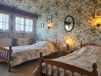 Chambre d'hôtes Clévacances, Ploluha, chez M. et Mme Mac Lachlan, la chambre familiale avec sa première chambre comprenant 2 lits simples