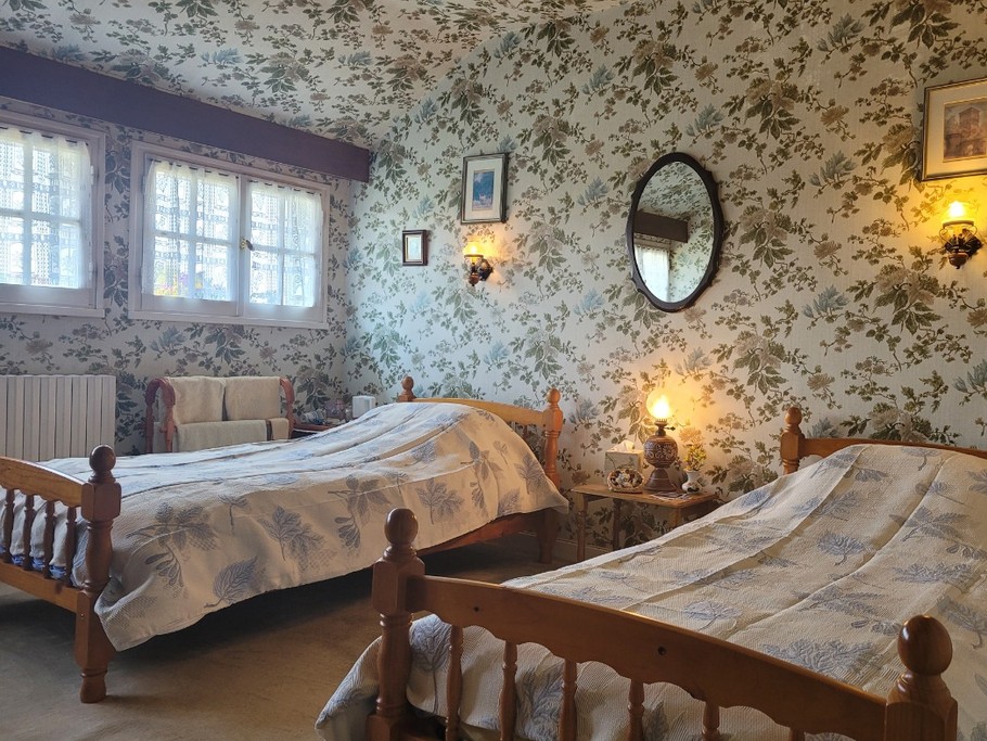 Chambre d'hôtes Clévacances, Ploluha, chez M. et Mme Mac Lachlan, la chambre familiale avec sa première chambre comprenant 2 lits simples
