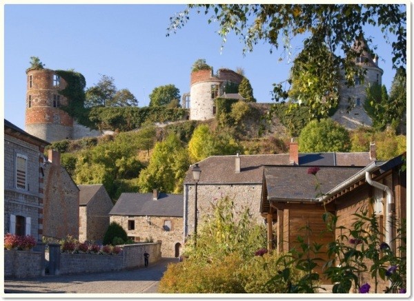le chateau vu du village