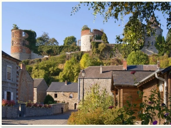 le chateau vu du village