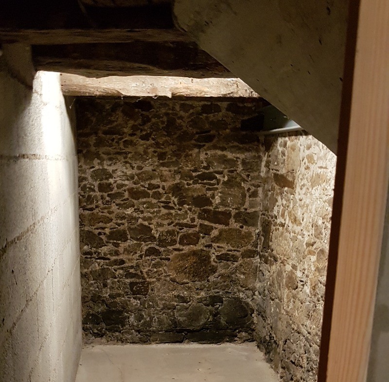 Cave saine et spacieuse, avec accès direct sur la plage des Bas Sablons