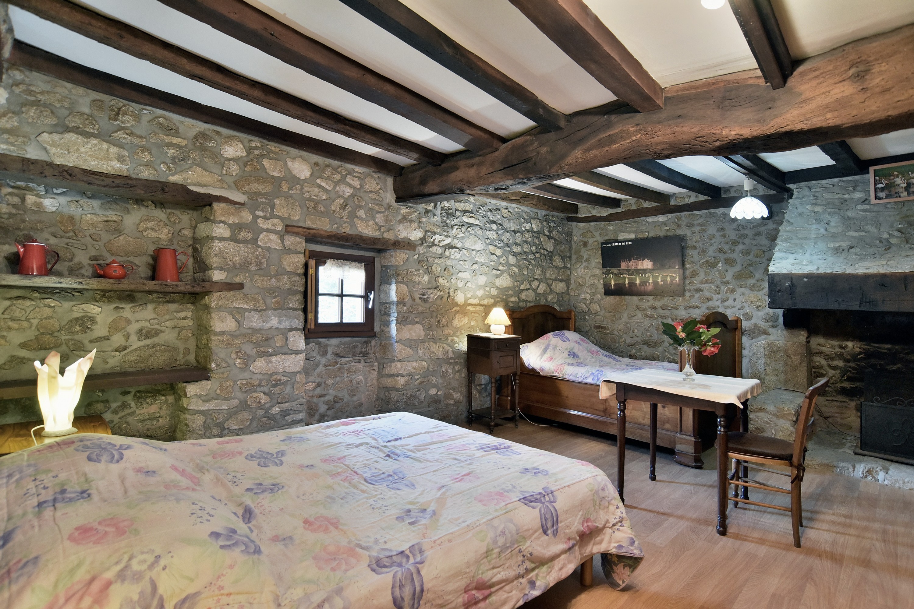Chambre 1 : pour 3 personnes (1 lit 140cm x 190 cm et 1 lit 120 x 190 cm) avec salle d'eau communicante et WC.