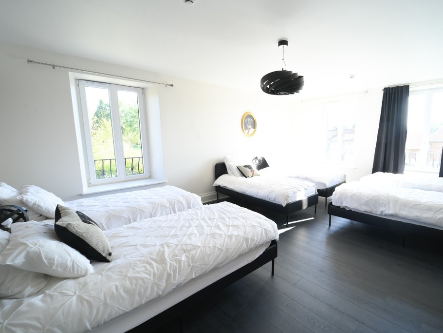 Une chambre avec 6 lits simples et sa SdB attenante