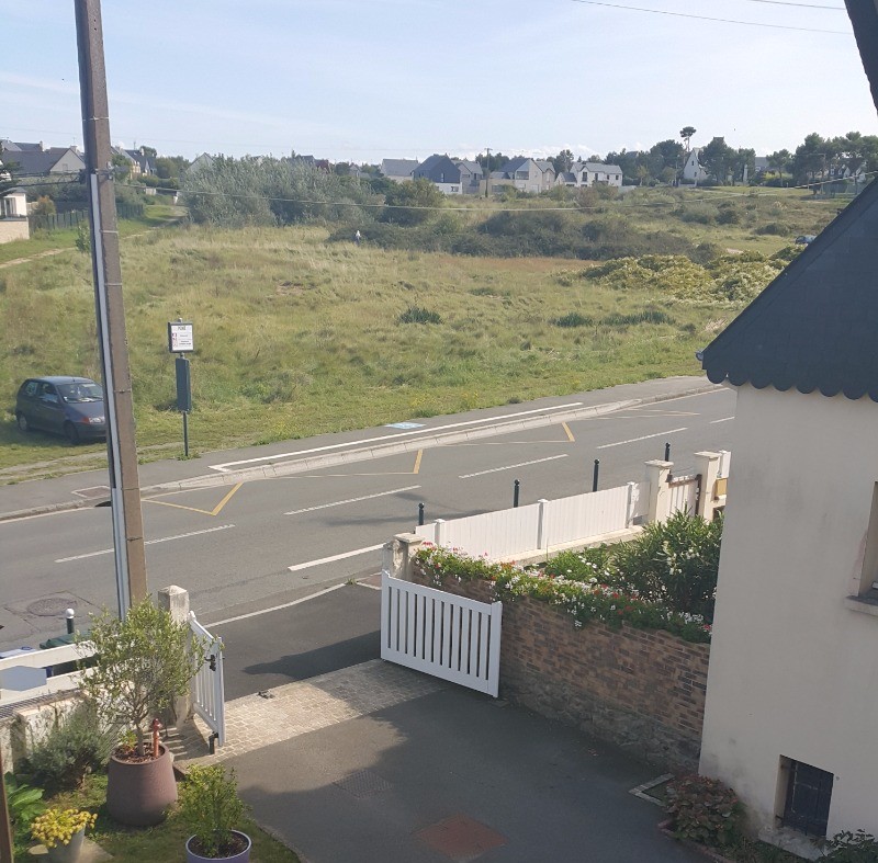 Entrée des lieux fermée par un portail. Espace vert.