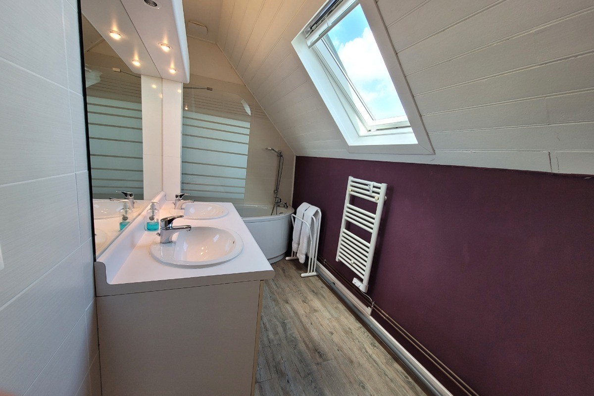 Location, 4/6 personnes à TREBEURDEN à 5 minutes PLAGE - 10 minutes PERROS-GUIREC - COTES D'ARMOR - BRETAGNE - salle de bain