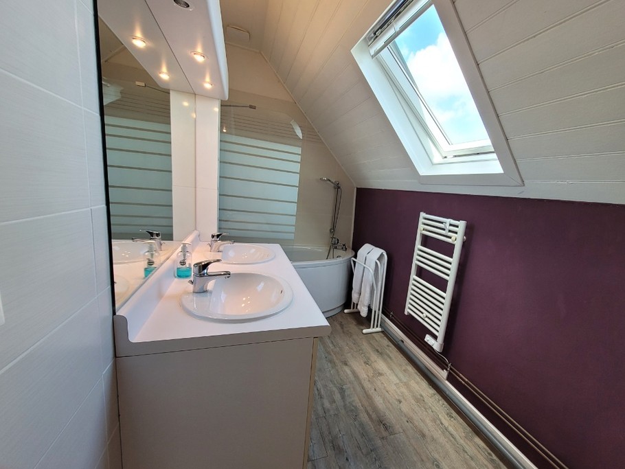 Location, 4/6 personnes à TREBEURDEN à 5 minutes PLAGE - 10 minutes PERROS-GUIREC - COTES D'ARMOR - BRETAGNE - salle de bain