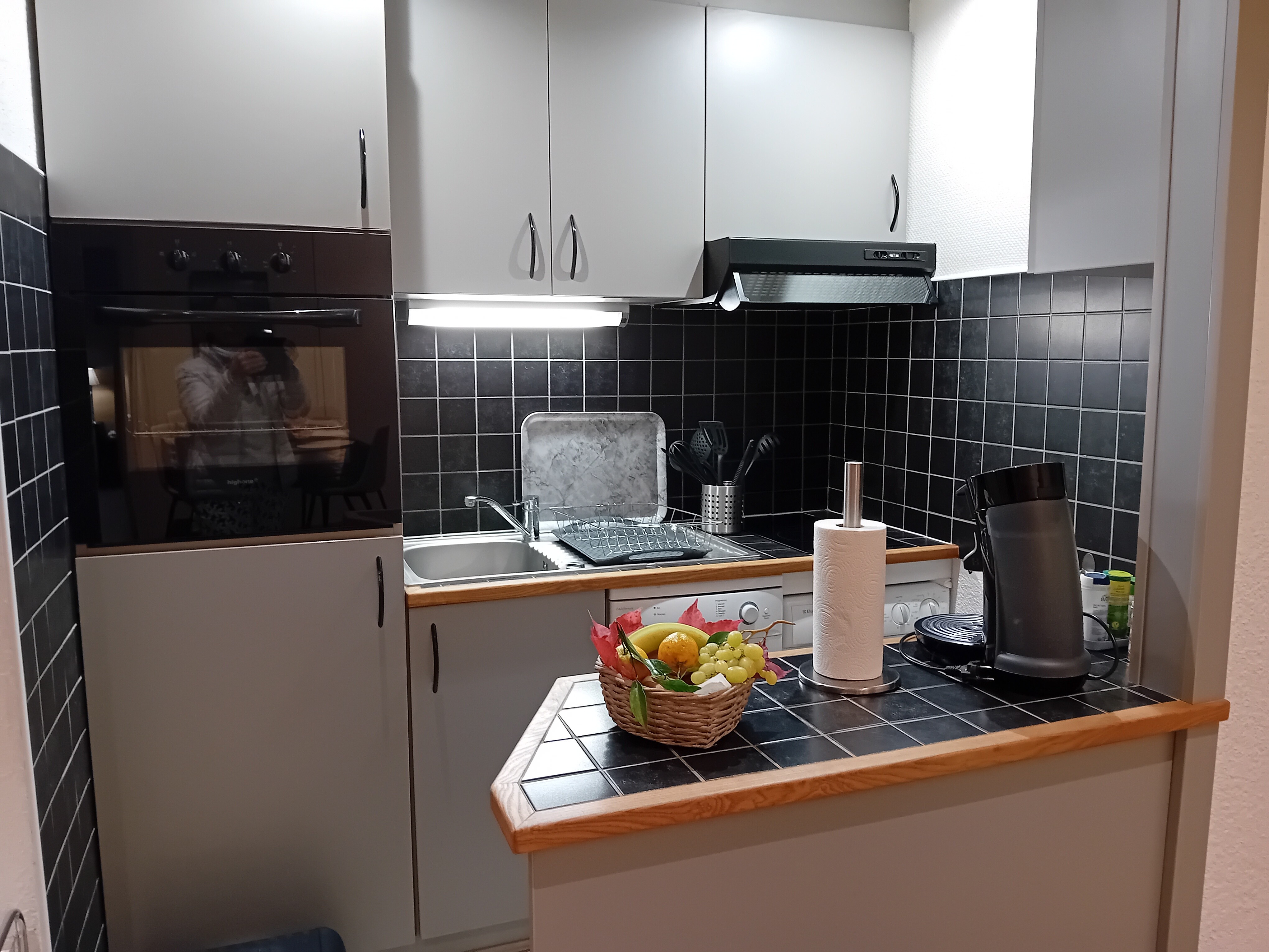 Fully equipped kitchen (induction hob-pyrolysis oven-microwave oven-fridge-dishwasher-washer)