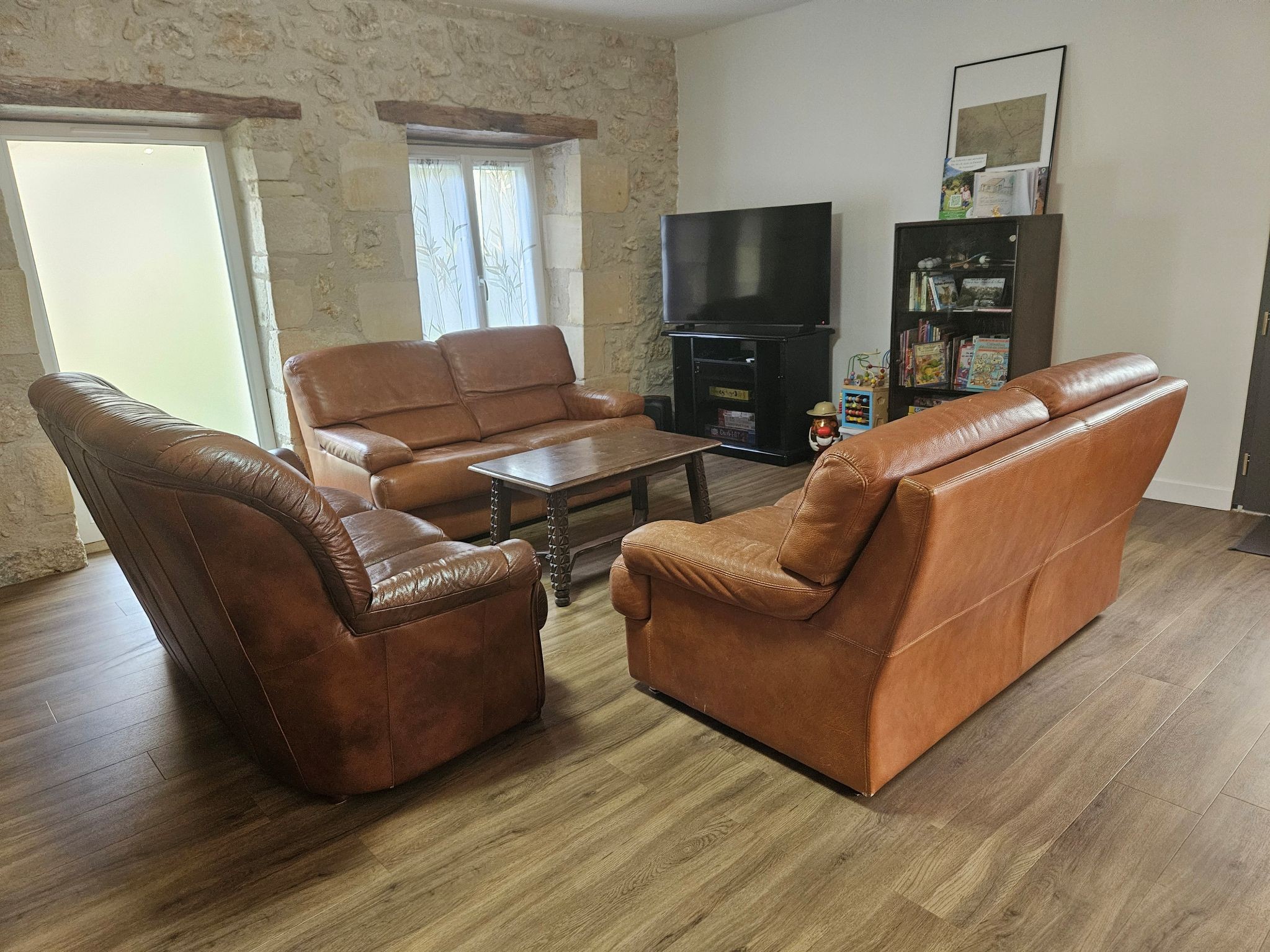 Salon télévision rez de chaussée dans la pièce de vie