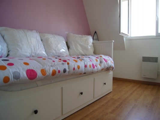 lit gigogne avec une couette différente belle exposition location saisonnière a 150 m du plan d'eau de villers sur mer