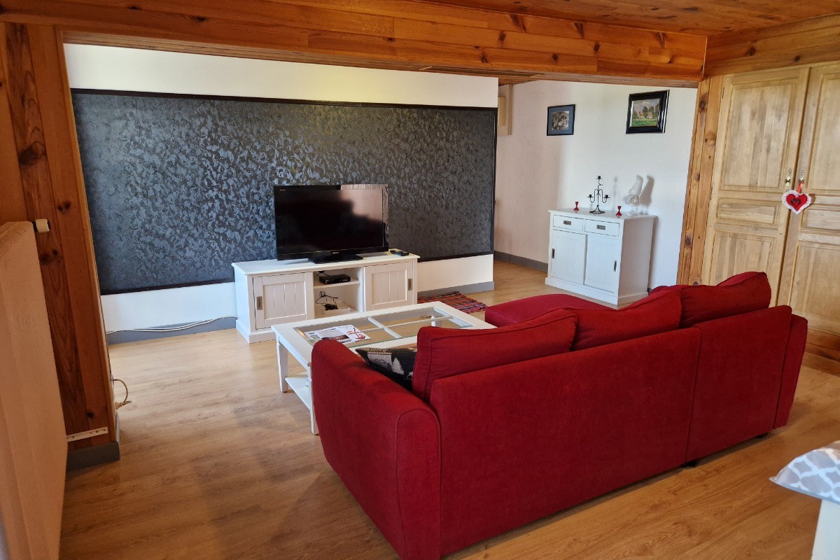 Salon avec télévision écran plat - Gîte Vosgien Chez Capucine et Mirabelle à BELLEFONTAINE 88