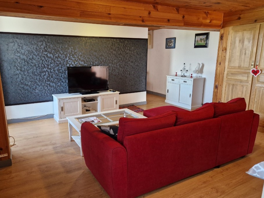 Salon avec télévision écran plat - Gîte Vosgien Chez Capucine et Mirabelle à BELLEFONTAINE 88