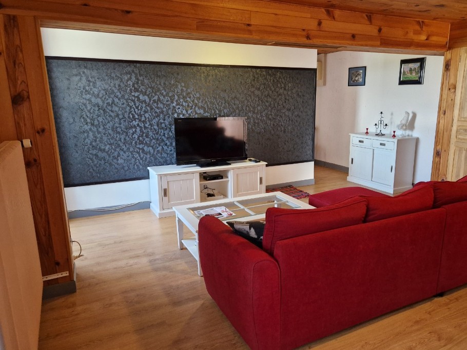 Salon avec télévision écran plat - Gîte Vosgien Chez Capucine et Mirabelle à BELLEFONTAINE 88