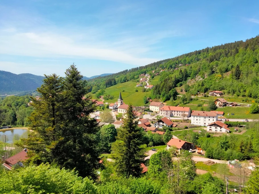 Vue sur Planois, commune de Basse-sur-le Rupt - Gîte "Le Grenier du Roc" ancienne ferme au cœur des Vosges à Basse-sur-le-Rupt
