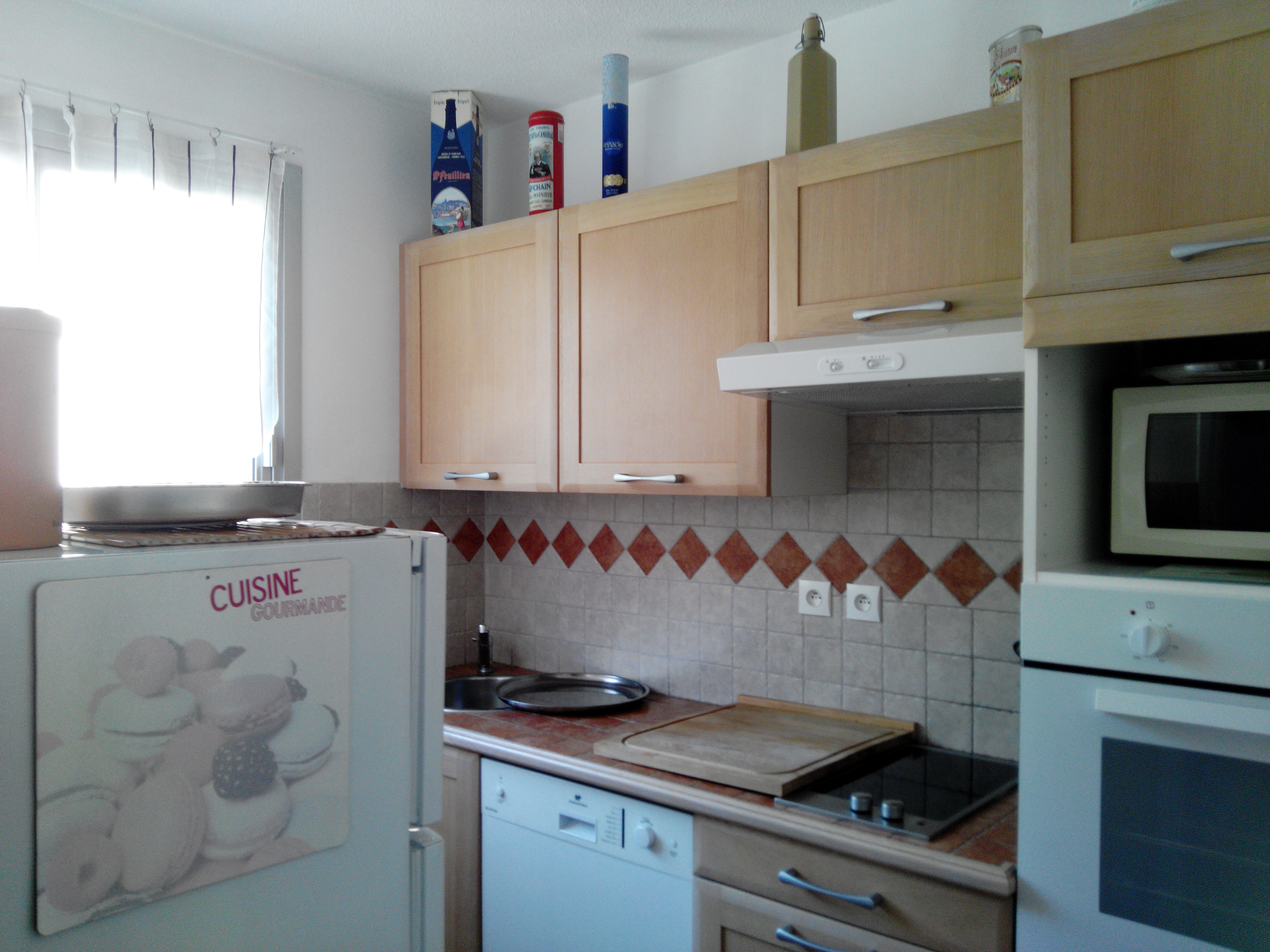 CUISINE AVEC FENETRE VUE OUEST/COLLINE