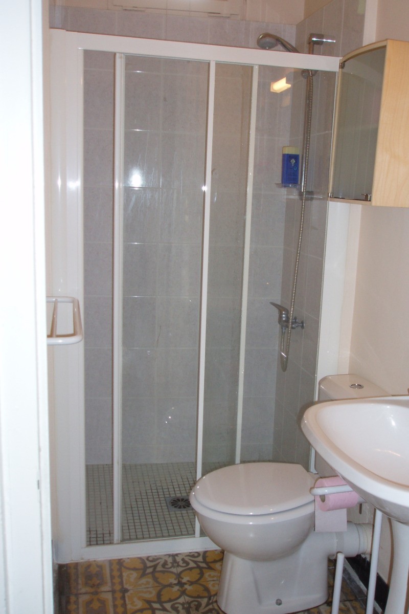 Chambre mimosa, la salle de bains au rez-de-chaussée.