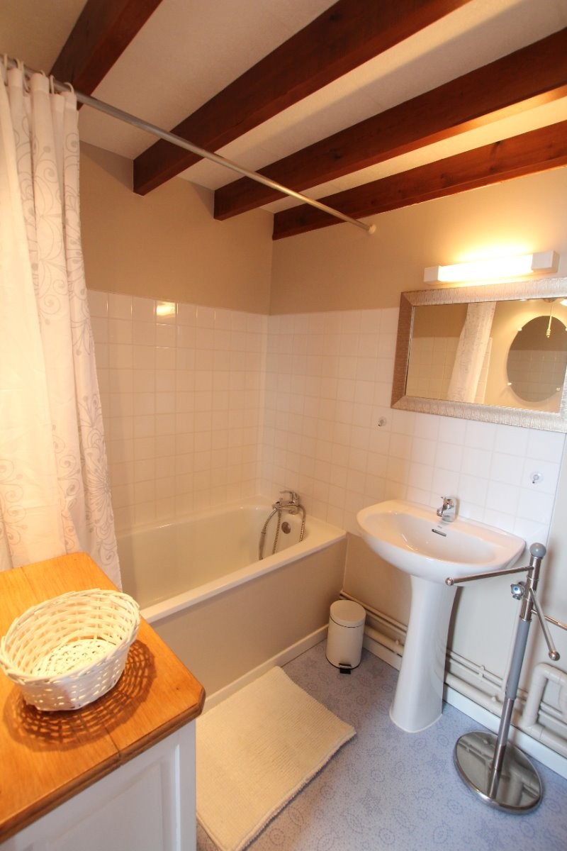 Salle de bain avec baignoire