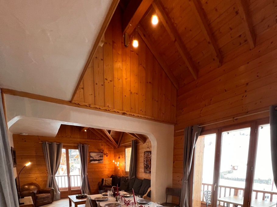 salon, salle à manger vue sur les montagnes et pistes de ski