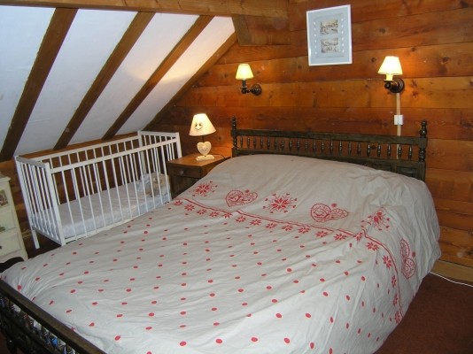 chambre avec lit en 140 et lit de bébé à l'étage