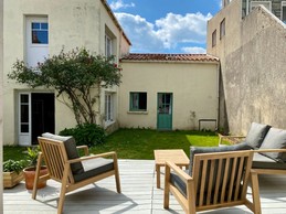 Main house and view of the annexe: a mezzanine studio apartment