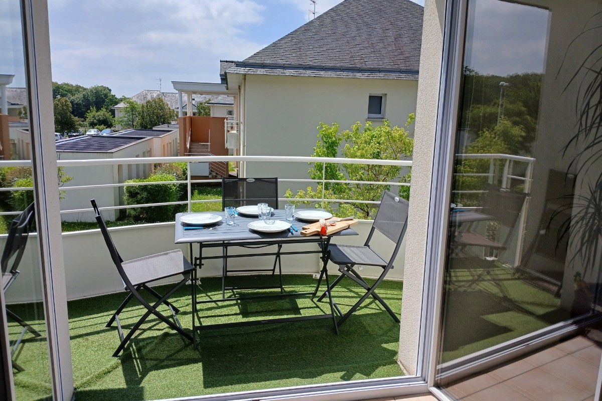 BALCON EXPOSE SUD avec salon de jardin