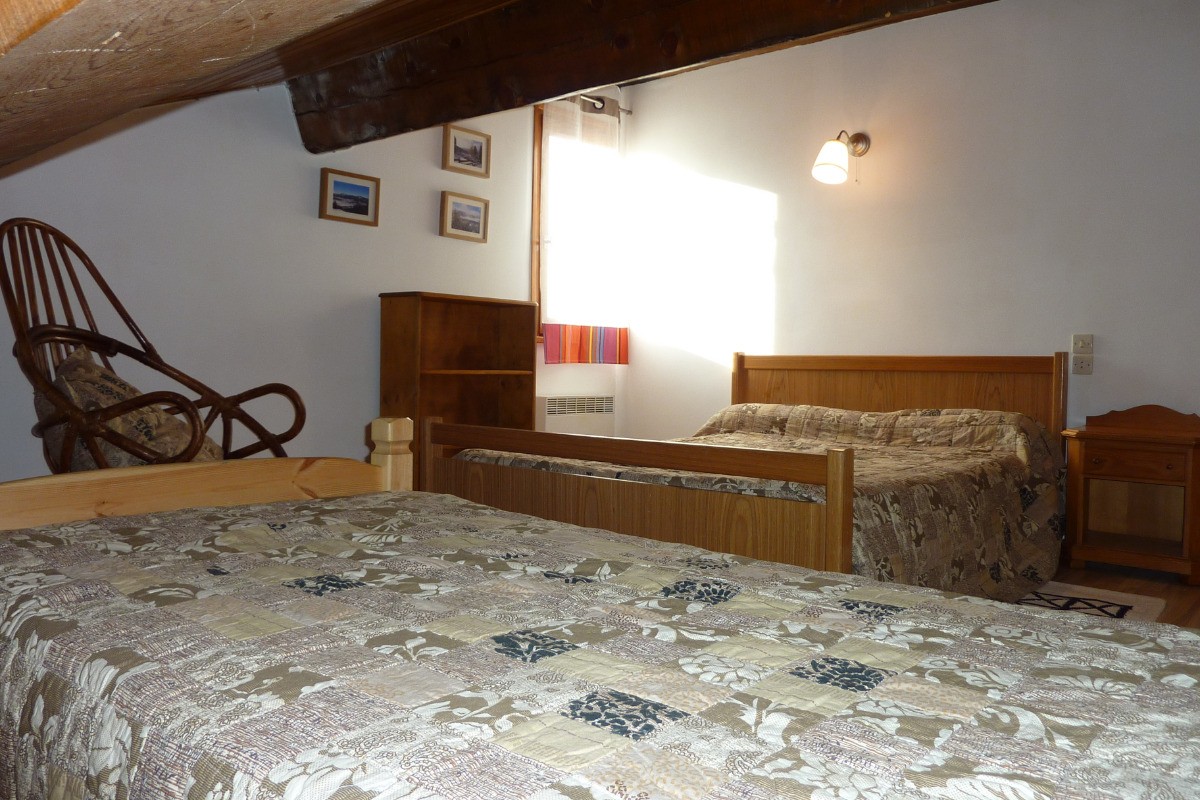 Chambre 3 - mansardée 2ème étage - Lit 90 + Lit 160 - OU CONFIGURATION DORTOIR Lit 90 + 2 lits 80