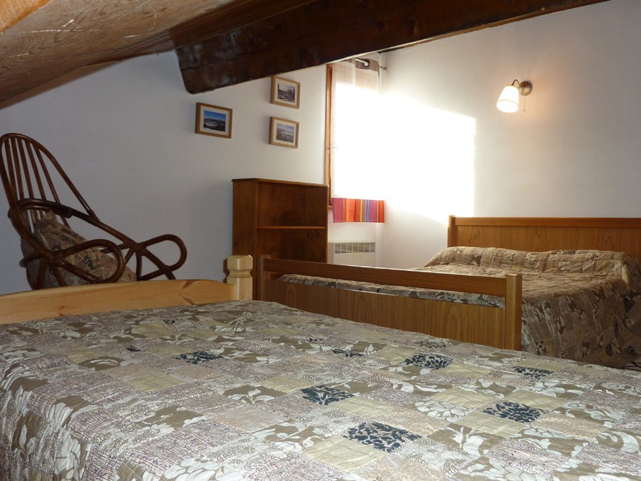 Chambre 3 - mansardée 2ème étage - Lit 90 + Lit 160 - OU CONFIGURATION DORTOIR Lit 90 + 2 lits 80