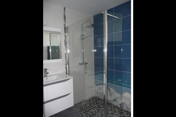 Salle de bain rez de chaussée avec douche Italienne