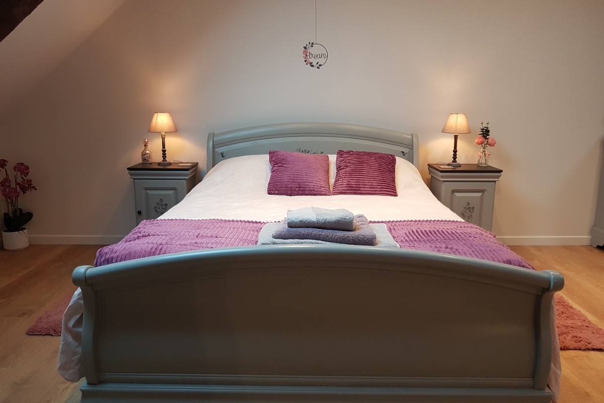 Suite parentale pour 2 personnes avec dressing et coin détente (lit 140 cm). Accès salle d'eau douche balnéo et WC.