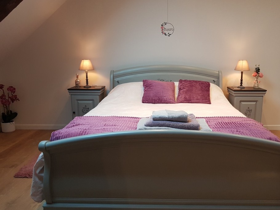 Suite parentale pour 2 personnes avec dressing et coin détente (lit 140 cm). Accès salle d'eau douche balnéo et WC.