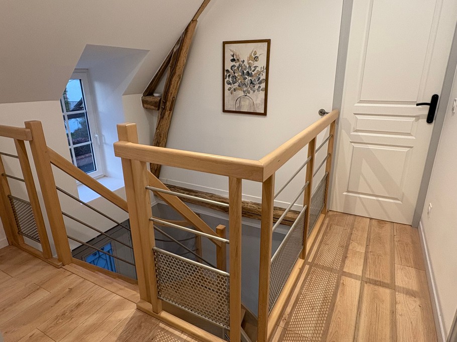 Palier à l'étage desservant les 2 chambres, la salle d'eau avec WC