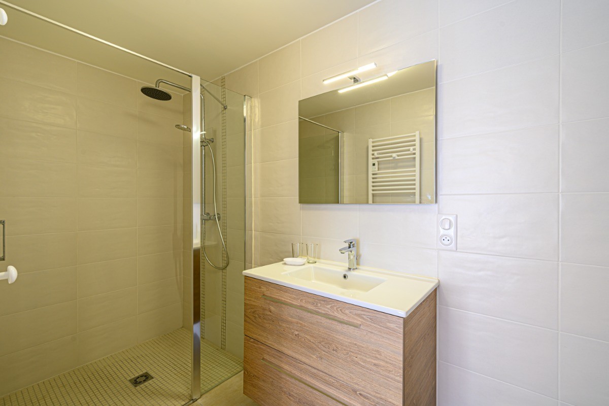Salle d'eau avec WC privative à la chambre du RDC