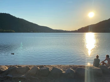 Vue du lac un soir d’été - Au coteau des Xettes
