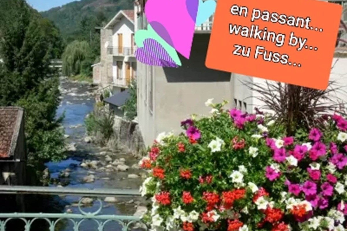 On traverse l'Ariège / Crossing the bridge on the river Ariège