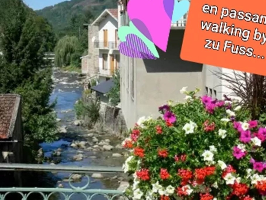 On traverse l'Ariège / Crossing the bridge on the river Ariège