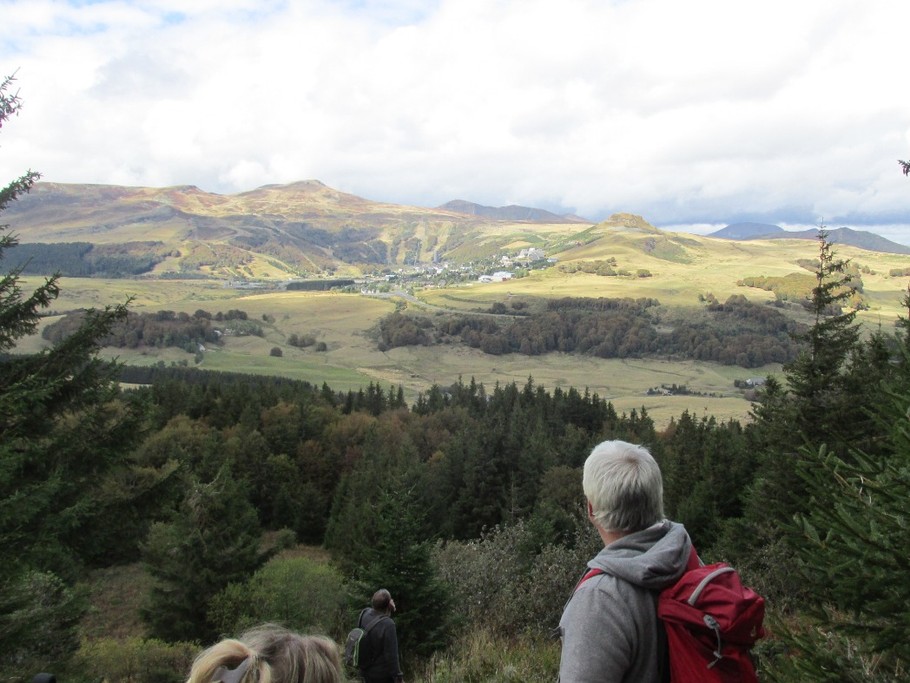 randonnée sur le volcan du Montchal
on aperçoit la station de ski de super besse