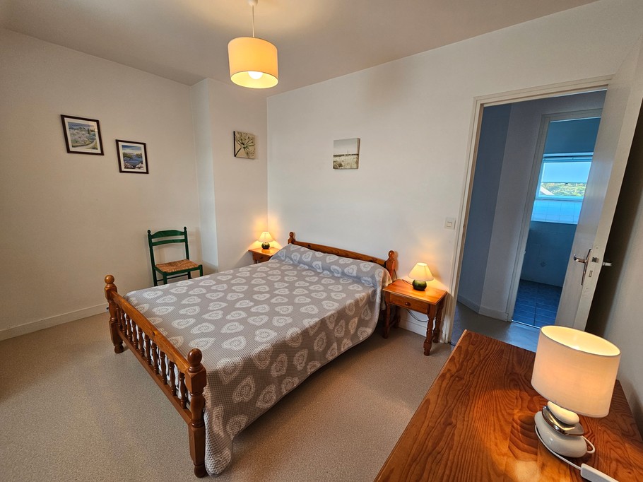 Chambre indépendante pour 2 personnes avec lit 140x190 cm, commode, armoire et chaises.