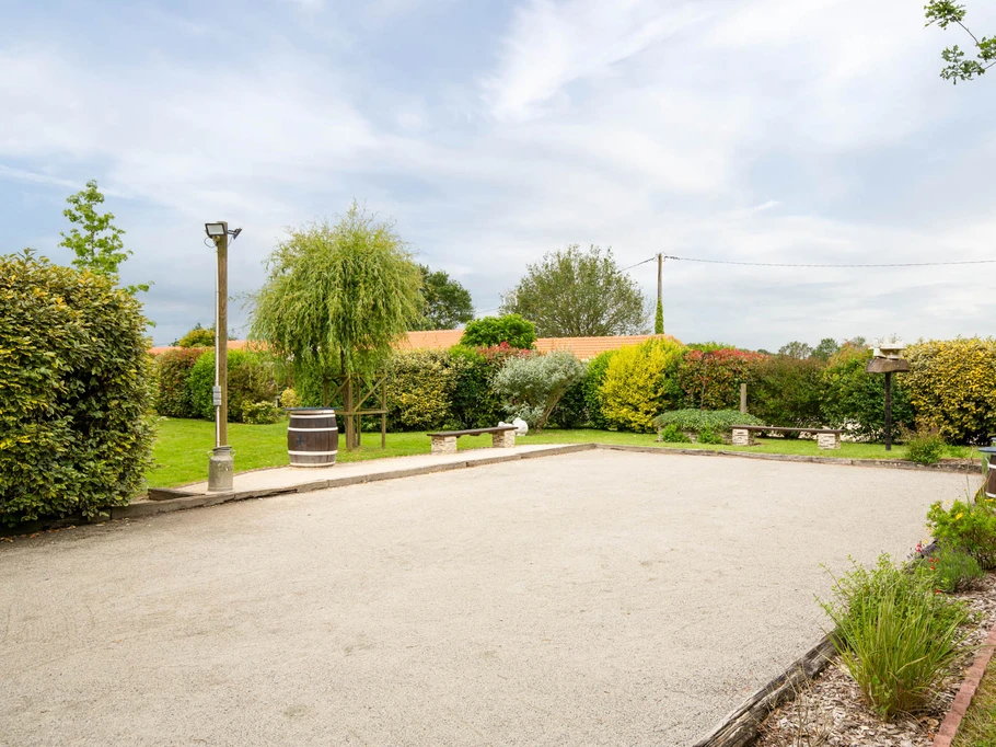 Parc de loisirs avec terrain de pétanque, terrain de volley, balançoire, jeu sur ressort, table de ping pong...