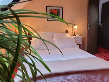 Charline -  deuxième chambre avec lit double 140 armoire - bureau et chevets