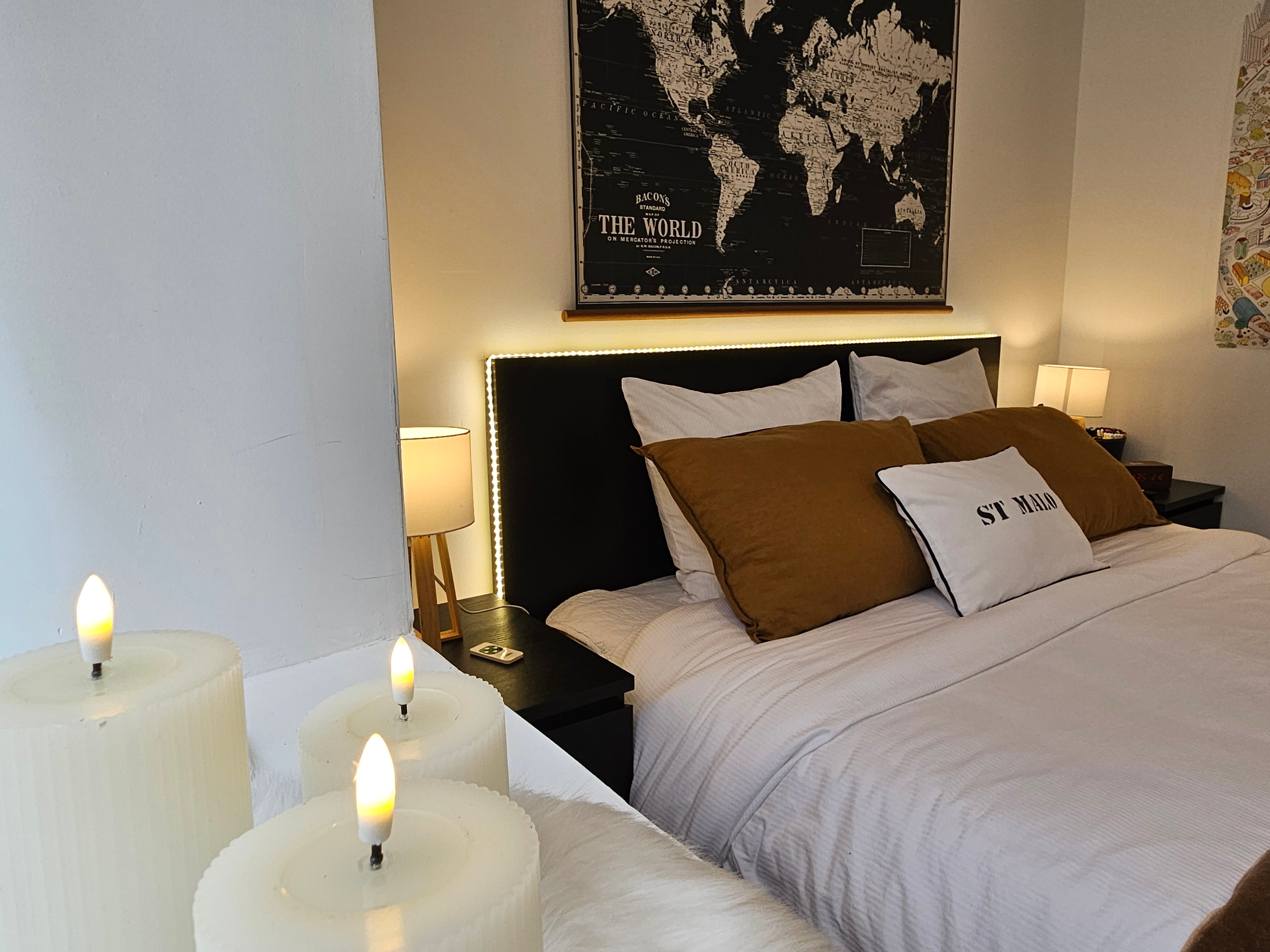 Chambre avec un lit queen size (160 x 200 cm). Salle d'eau avec WC attenants.