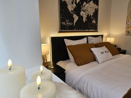 Chambre avec un lit queen size (160 x 200 cm). Salle d'eau avec WC attenants.