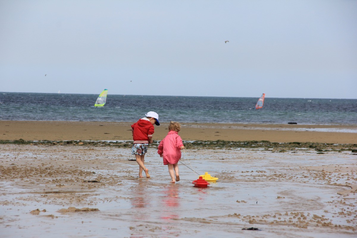 Plage des enfants à Langrune sur mer face à la maison : le plus grand terrain de jeux pour tous à marée basse et quand elle remonte l'été sur le sable chaud "c'est le bonheur"...