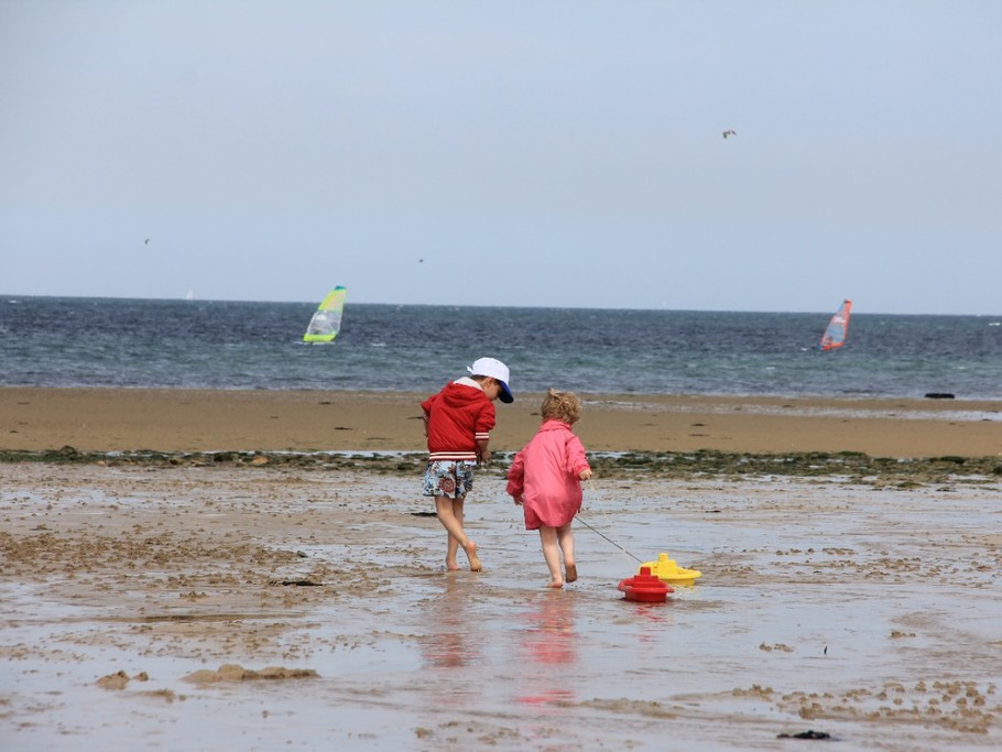 Plage des enfants à Langrune sur mer face à la maison : le plus grand terrain de jeux pour tous à marée basse et quand elle remonte l'été sur le sable chaud "c'est le bonheur"...