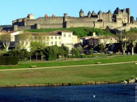 la cité au bord de l'aude (à 100m de l'appartement )