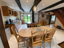 Très agréable cuisine ouverte avec coin séjour. Parfaitement équipée pour la préparation de repas, avec matériaux, vaisselle et équipements haut standing