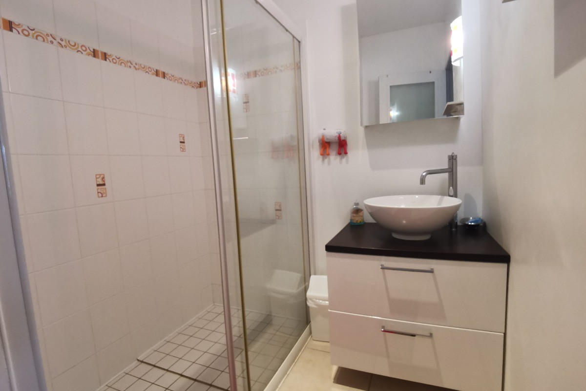 salle d'eau communicante avec la chambre