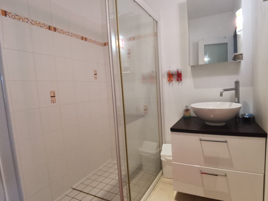 salle d'eau communicante avec la chambre