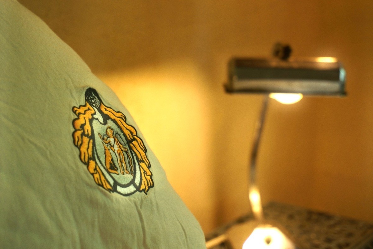 Blason du Domaine de la Gavolerie brodé sur les taies d'oreillers.